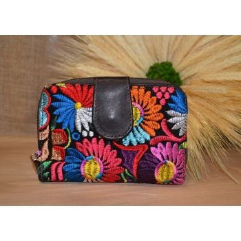 Portmonetka z ciemnobrązowej skóry z kolorowym kwiatowym haftem.